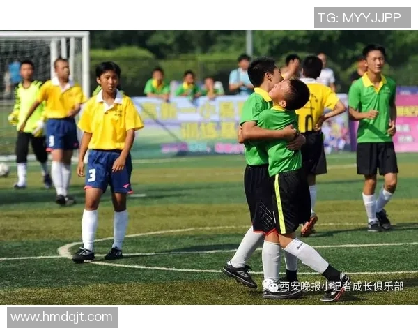 足球明星四人携手共创辉煌传奇展现绿茵场上的无尽魅力与激情