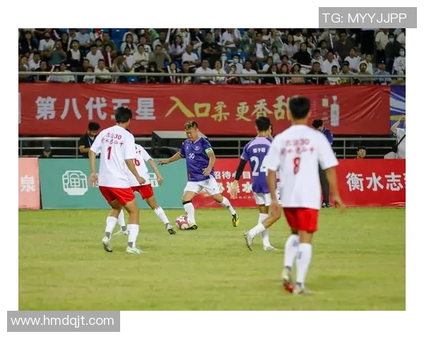 足球明星帅气合剪展现球场魅力与时尚风采的完美融合